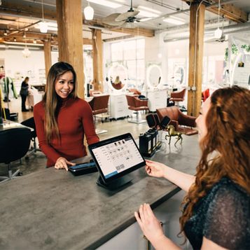 mujer en franquicia comprando