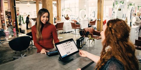 mujer en franquicia comprando
