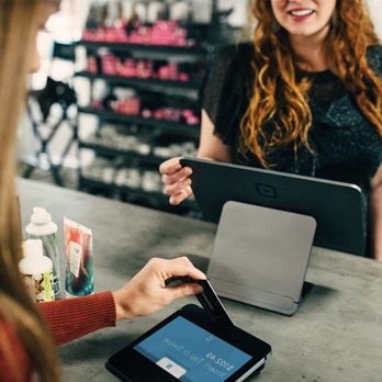 mujer haciendo compra en una franquicia