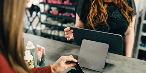 mujer haciendo compra en una franquicia
